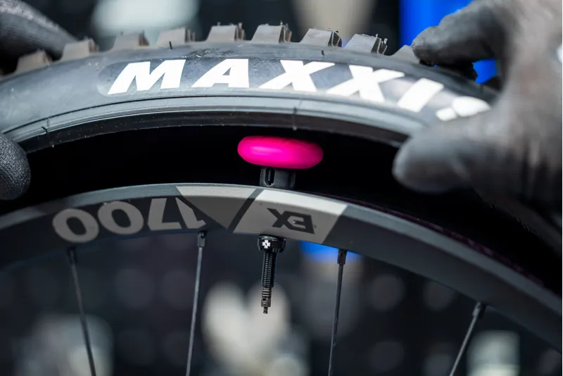 Muc-Off Tubeless Tag Holder Black/Pink-3